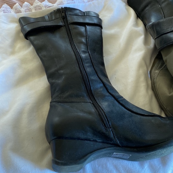 Kenneth Cole size 10 zip up black leather boots with low wedge heel - Picture 3 of 6